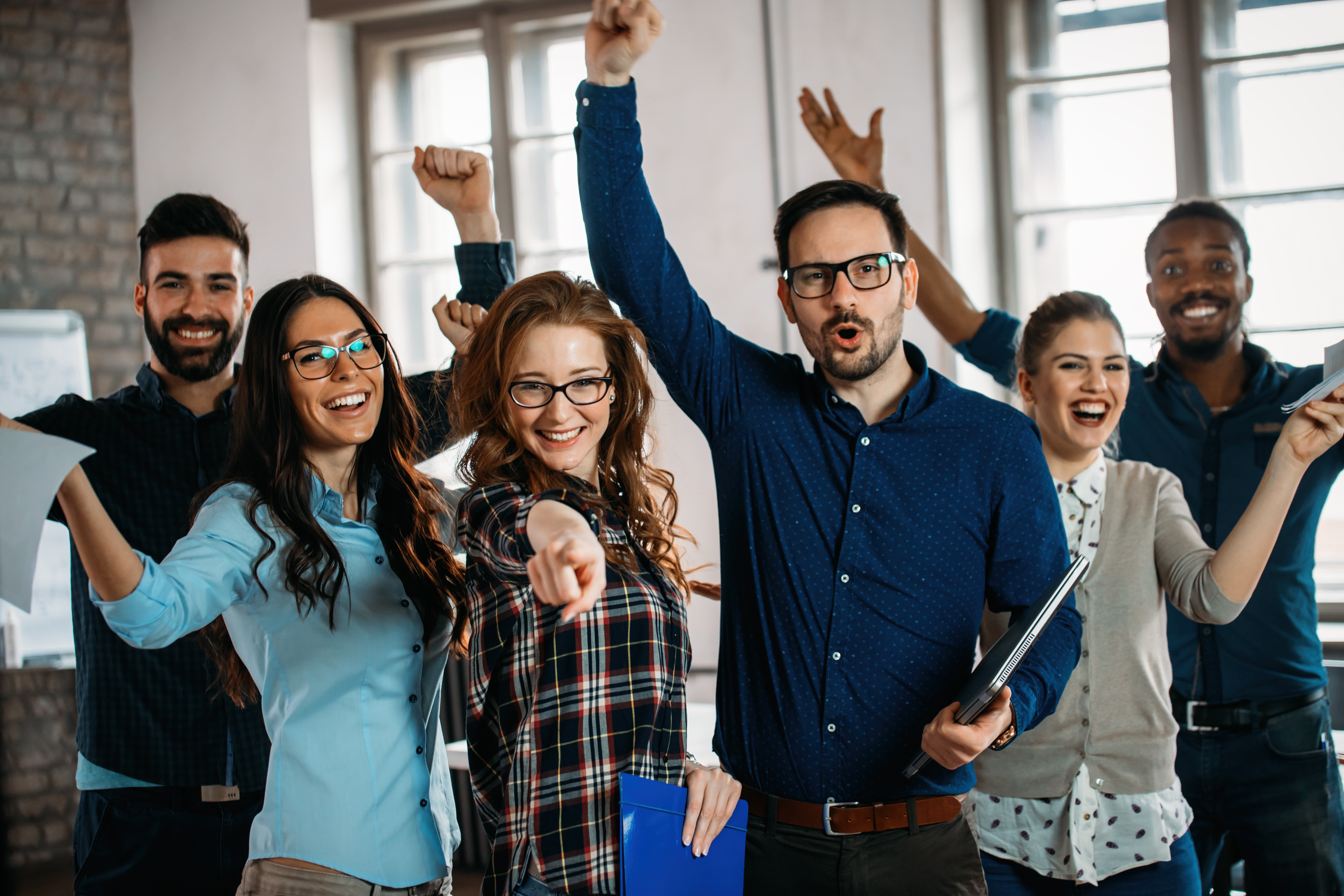 Happy employee. Успешная молодежь. Команда в офисе. Успешная команда. Бизнес команда.